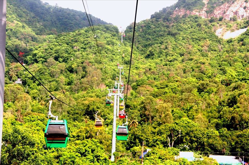 Hệ thống cáp treo phục vụ du khách tham quan núi Cấm.